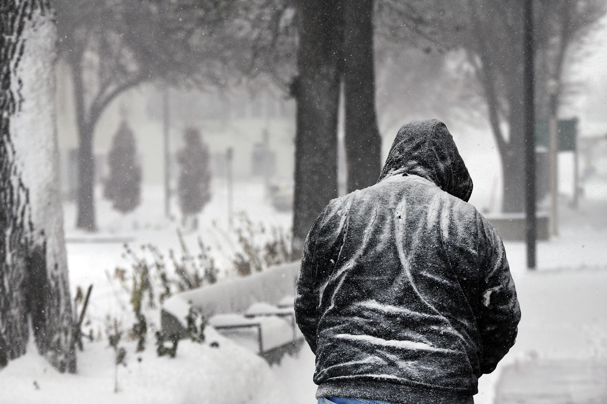 Tormenta invernal azota al norte de EEUU AP News