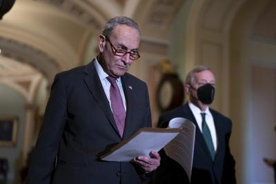 El líder de la mayoría en el Senado, Chuck Schumer, habla con los reporteros luego de una reunión en el Capitolio, en Washington, el martes 14 de diciembre de 2021. (AP Foto / J. Scott Applewhite)