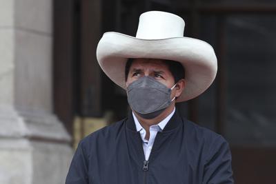 ARCHIVO - El presidente peruano Pedro Castillo asiste a una ceremonia para promover una ley que extiende la graduación automática de la universidad debido a la pandemia de COVID-19 en Lima, Perú, 22 de noviembre de 2021. La Fiscalía de Perú interrogará a Castillo el martes 28 de diciembre de 2021 en relación con una investigación sobre presunto favoritismo en promociones militares. (AP Foto/Guadalupe Pardo, Archivo)