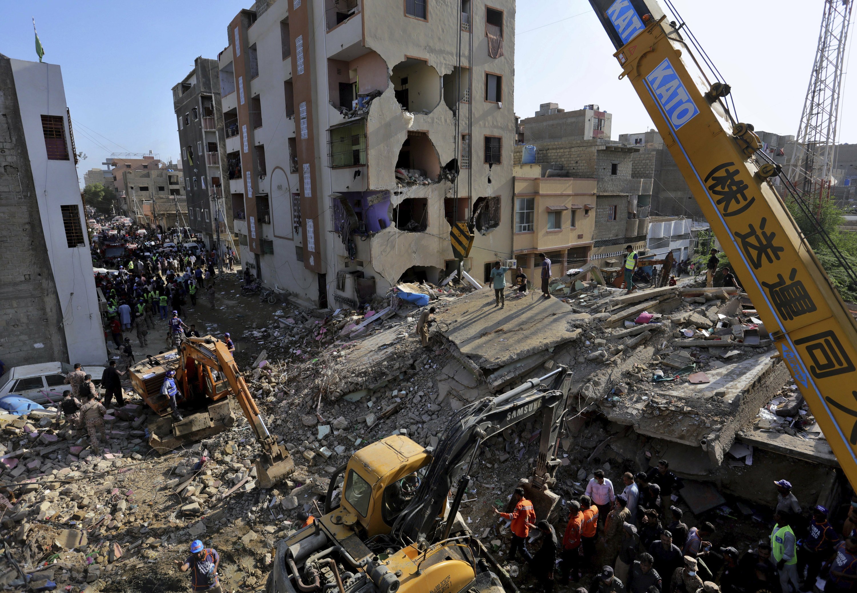 Building collapses in Pakistani city of Karachi, killing 1 | AP News