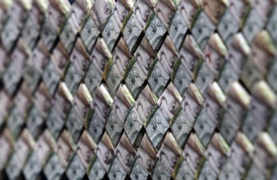 En esta imagen de archivo, tomada el 22 de febrero de 2018, billetes de bolívares venezolanos entretejidos forman un bolso a la venta en La Parada, Colombia, en la frontera con Venezuela. Una nueva moneda con seis ceros menos debutará en Venezuela el 1 de octubre de 2021, mientras la nación sudamericana continúa experimentando la peor inflación del mundo. (AP Foto/Fernando Vergara, archivo)