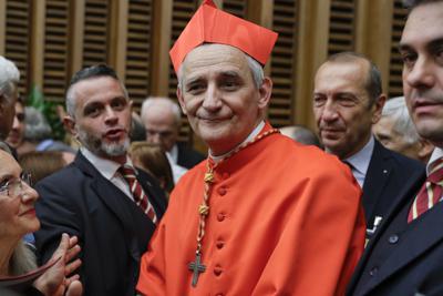 ARCHIVO - El cardenal Matteo Zuppi posa para los fotógrafos en el Vaticano, el sábado 5 de octubre de 2019. El papa Francisco nombró el martes 24 de mayo de 2022 a un obispo a su propia imagen, el cardenal Matteo Zuppi, como el nuevo jefe de la conferencia episcopal italiana, ya que la Iglesia católica italiana está bajo una creciente presión para enfrentar su propio legado de abuso sexual clerical con una investigación independiente. (AP Photo/Andrew Medichini, Archivo)