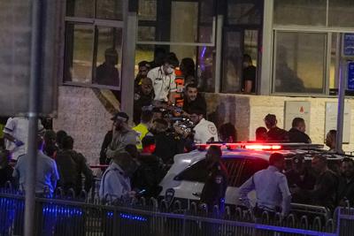 Agentes de la policía y paramédicos de Israel evacúan a una persona de un puesto de control fronterizo el domingo 8 de mayo de 2022, en la Ciudad Vieja de Jerusalén. (AP Foto/Maya Alleruzzo)