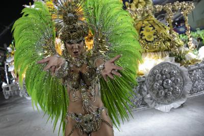 Una integrante de la escuela de samba Imperatriz Leopoldinense baila durante el desfile del Carnaval en el Sambódromo, el viernes 22 de abril de 2022, en Río de Janeiro, Brasil. (AP Foto/Bruna Prado)