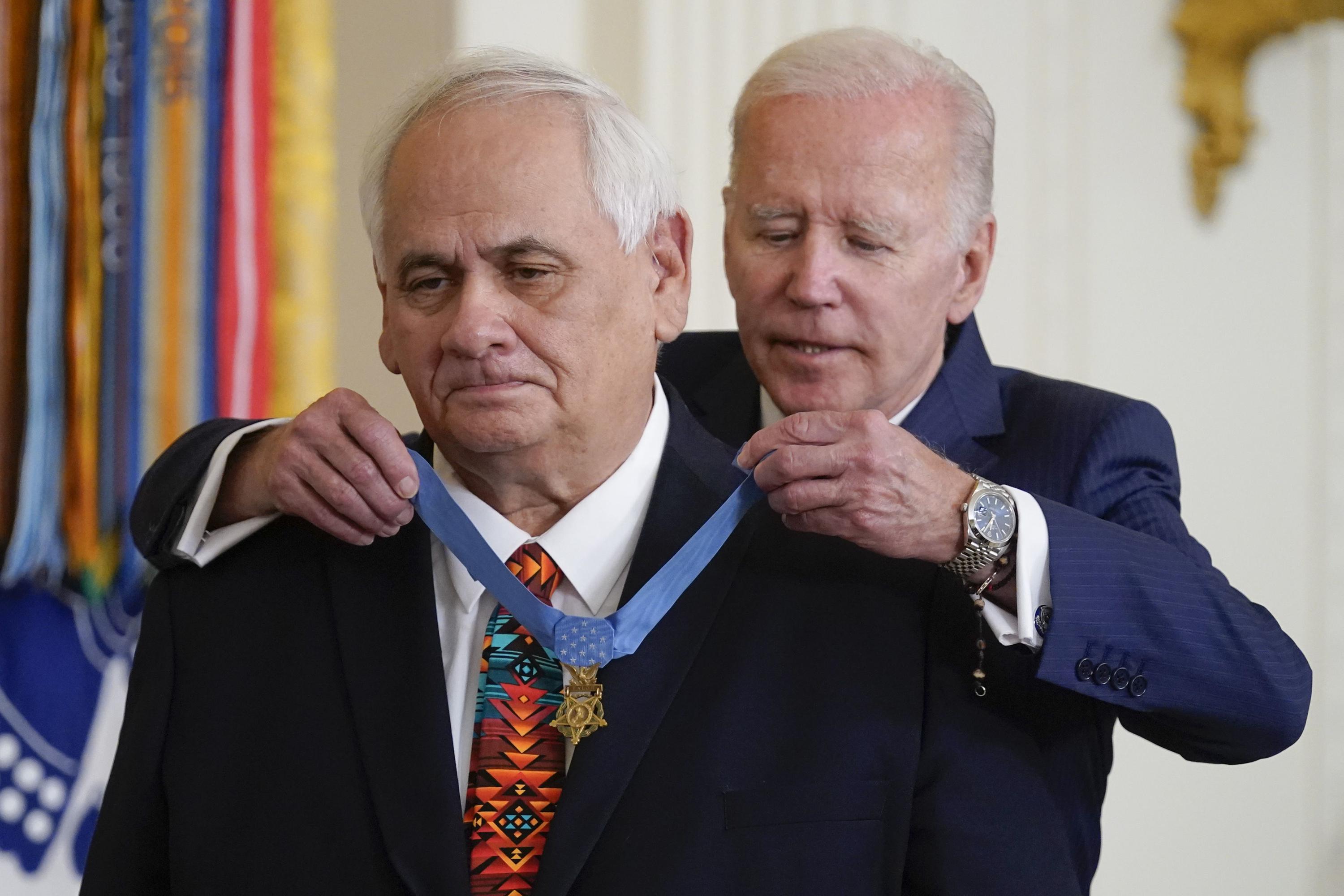Natura Uovertruffen Leia Biden did not put Medal of Honor on veteran backward | AP News