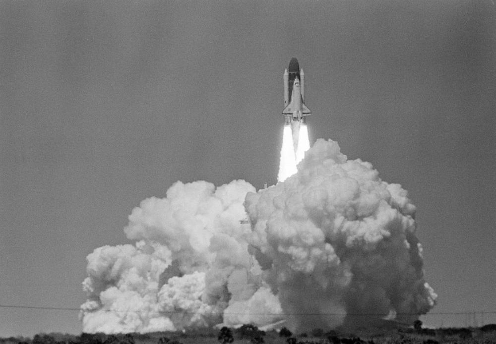 El transbordador espacial Challenger sale de la Estación Espacial Kennedy, el 4 de abril de 1983, en una ráfaga de humo cuando fue lanzado según lo programado. Es el primer viaje al espacio del Challenger y la sexta misión del programa de transbordadores. (Foto AP)