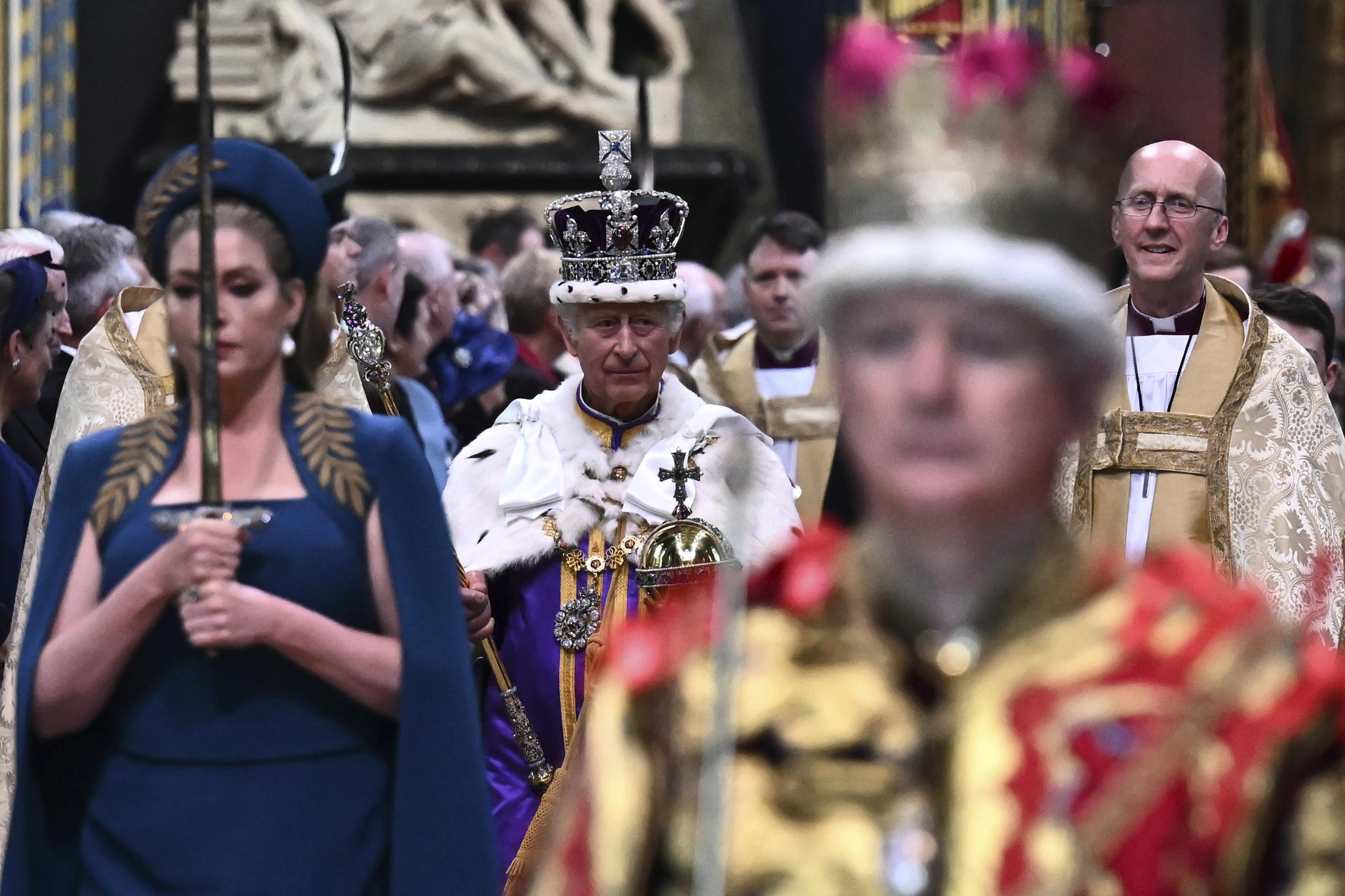 Raja Charles III dimahkotai di Westminster Abbey