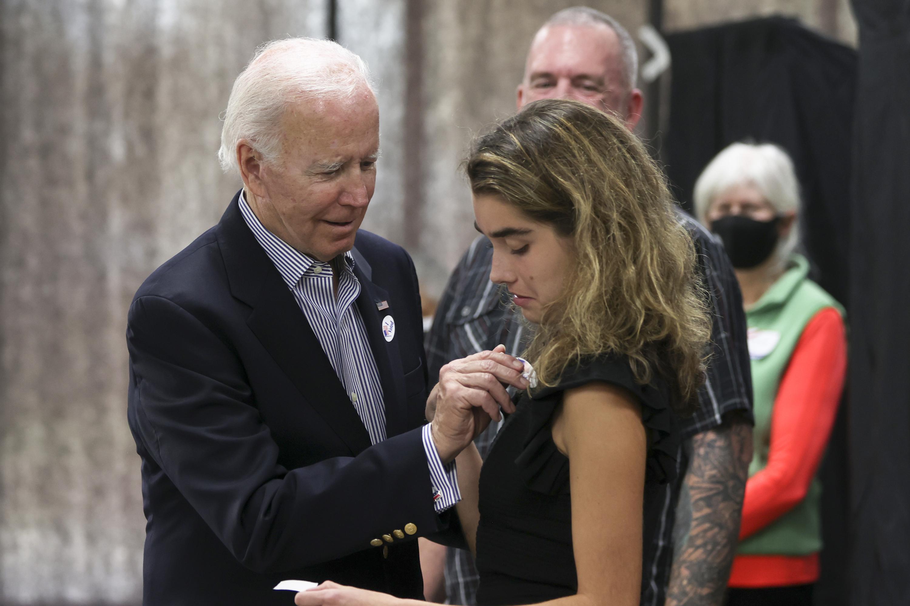 leje voks Vær tilfreds Video distorts Biden placing voting sticker on granddaughter | AP News
