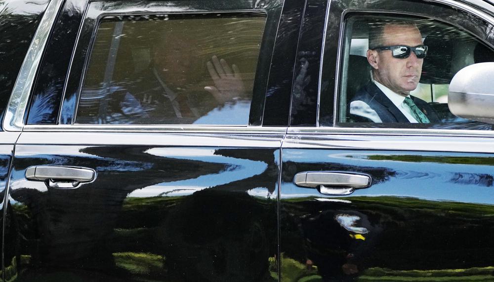 El expresidente Donald Trump sale del resort Trump National Doral en Doral, Florida, el martes 13 de junio de 2023, de camino a la Corte Federal. (Foto AP/Jim Rassol)