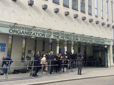ARCHIVO - Gente y medios se encuentran en la entrada de la sede de la Organización de Países Exportadores de Petróleo (OPEP), Viena, 5 de octubre de 2022. (AP Foto/Philipp-Moritz Jenne, File)