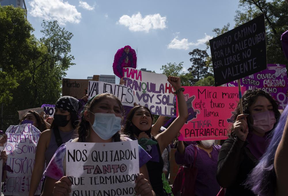 Las mujeres se manifiestan contra la violencia de género con motivo del Día Internacional de la Mujer en la Ciudad de México, martes 8 de marzo de 2022. ( AP Foto/Jacky Muniello)