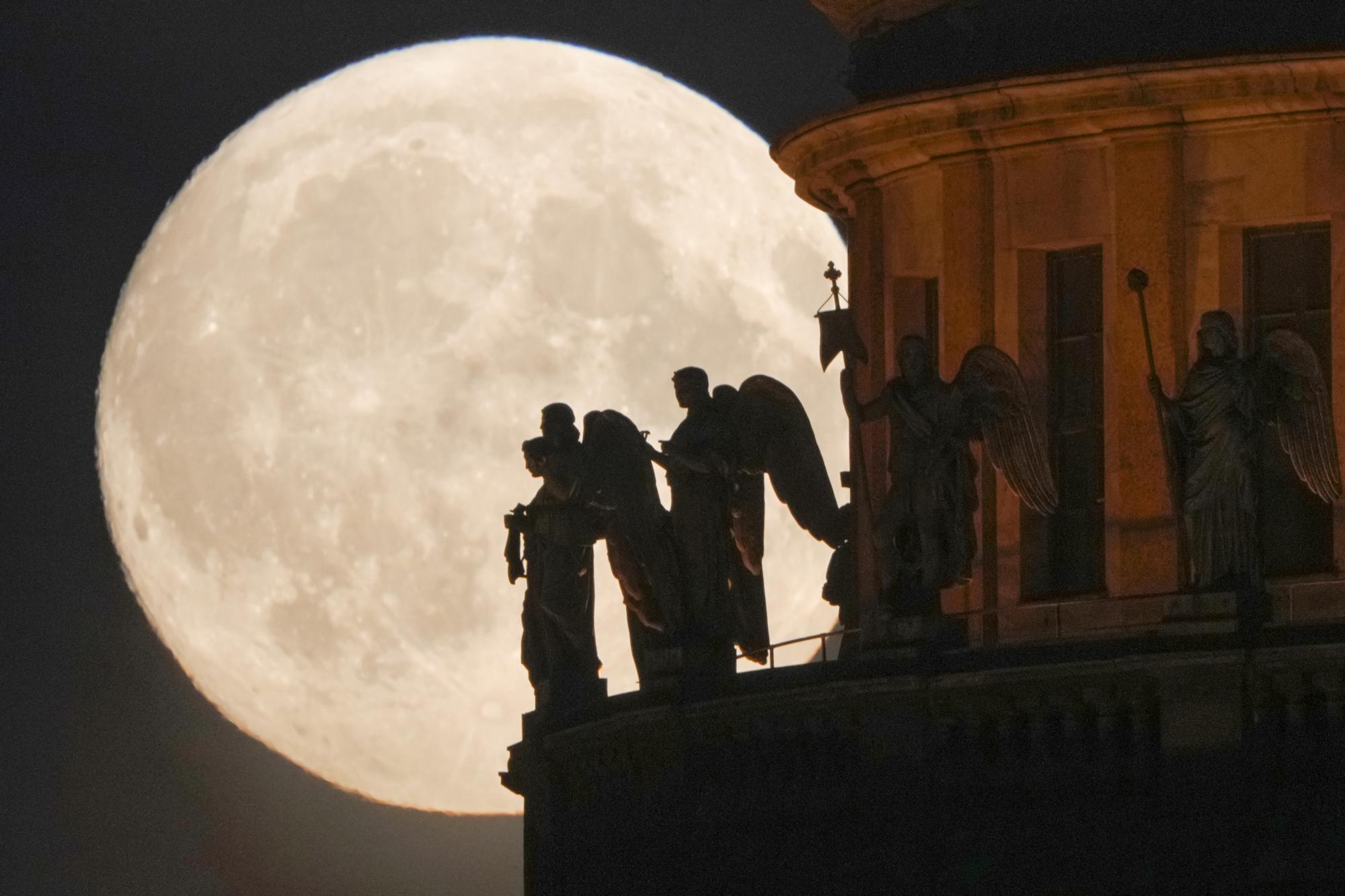 Esculturas de anjos fixadas na Catedral de St. Isaak são mostradas na lua cheia em São Petersburgo, Rússia, segunda-feira, 13 de junho de 2022. (AP Photo/Dmitri Lovetsky)