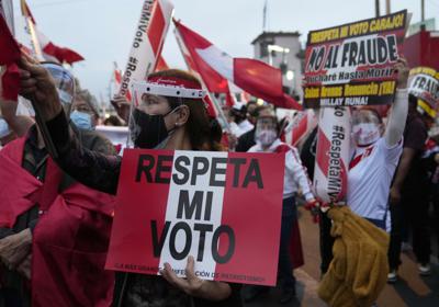 Numerosas personas protestan el sábado 19 de junio de 2021 en Lima a favor del candidato presidencial Pedro Castillo y en contra de la aspirante Keiko Fujimori tras la disputada la segunda vuelta presidencial en Perú. (AP Foto/Martin Mejia)