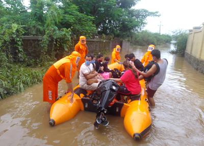 Esta foto distribuida por la Fuerza Nacional de Respuesta a los Desastres (NDRF) de la India muestra personal de la agencia cuando rescata a gente de la inundación en Bhiwandi, estado de Maharashtra, 22 de julio de 2021. ( Fuerza Nacional de Respuesta a los Desastres vía AP)