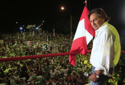 ARCHIVO - En esta foto de archivo del 7 de abril de 2011, el entonces candidato presidencial Alejandro Toledo participa en un acto de campaña en Lima, Perú. Un juez federal estadounidense declaró el martes 28 de septiembre de 2021 que Toledo, acusado de estar involucrado en un escándalo de sobornos, puede ser extraditado a su país natal. (AP Foto/Martín Mejía, Archivo)