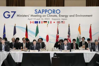 El ministro japonés de Economía, Yasutoshi Nishimura (centro izquierda) y el de Medio Ambiente, Akihiro Nishimura (centro derecha), intervienen en el inicio de la sesión plenaria de ministros del G7 sobre clima, energía y medio ambiente, en Sapporo, en el norte de Japón, el 15 de abril de 2023. (AP Foto/Hiro Komae)