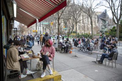 Comensales de un restaurante que ofrece servicio al aire libre como parte de las medidas contra el COVID-19, en Nueva York, el domingo 13 de diciembre de 2020. (Foto AP/Ted Shaffrey, Archivo)