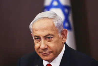El primer ministro israelí Benjamin Netanyahu preside una reunión de su gabinete el domingo 2 de abril de 2023, en Jerusalén. (Ronen Zvulun/Foto compartida vía AP)