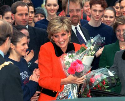 ARCHIVO – En esta fotografía del 6 de diciembre de 1995 Diana, la princesa de Gales, sonríe tras recibir un ramo de flores de admiradores al salir de la ceremonia inaugural de la escuela del Ballet Nacional de Inglaterra. La princesa Diana, que era considerada tímida al saltar a la fama, se convirtió en una revolucionaria en sus años en la Casa de Windsor modernizando la monarquía como una institución más personal y cambiando la forma en la que la familia real se relacionaba con la gente. (Foto AP/Jacqueline Arzt, archivo)