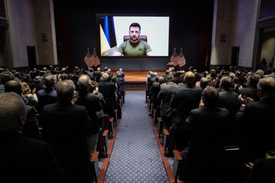 El presidente ucraniano Volodymyr Zelenskyy pronuncia un discurso virtual ante el Congreso por video en el Capitolio en Washington, el miércoles 16 de marzo de 2022. (Drew Angerer, Pool vía AP)