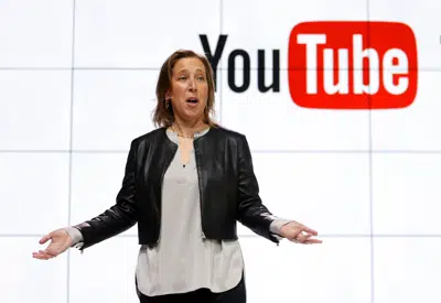 DOSYA - YouTube CEO'su Susan Wojcicki, 28 Şubat 2017'de Los Angeles'ta YouTube Space LA'da YouTube TV'nin tanıtımı sırasında konuşuyor.  Wojcicki, 16 Şubat 2023 Perşembe günü, sosyal medya platformunun başında dokuz yıl geçirdikten sonra YouTube'da CEO olarak görevinden ayrıldığını duyurdu.  (AP Fotoğrafı/Reed Saxon, Dosya)