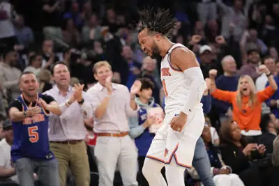 El escolta de los New York Knicks, Jalen Brunson, reacciona después de anotar una canasta de tres puntos en la primera mitad del Juego 4 en una serie de playoffs de primera ronda de baloncesto de la NBA contra los Cleveland Cavaliers, el domingo 23 de abril de 2023, en el Madison Square Garden de Nueva York. (AP Photo/Mary Altaffer)