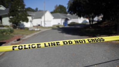 La calle Sahalee Way cerrada el viernes 14 de octubre de 2022 luego de un tiroteo ocurrido en Raleigh, Carolina del Norte. (AP Foto/Chris Seward)