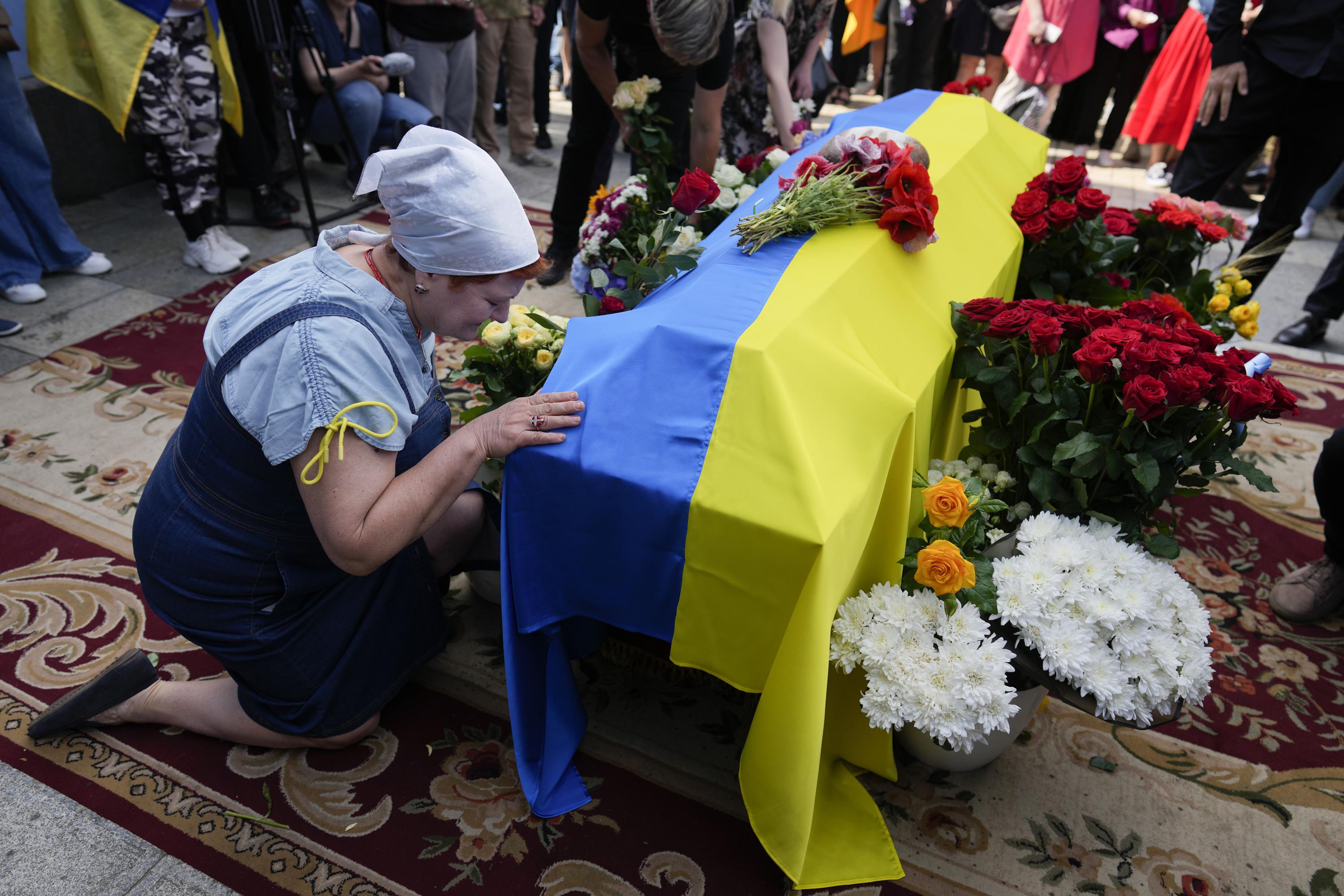 Funeral na Ucrânia para ativista morto e lamentado na guerra