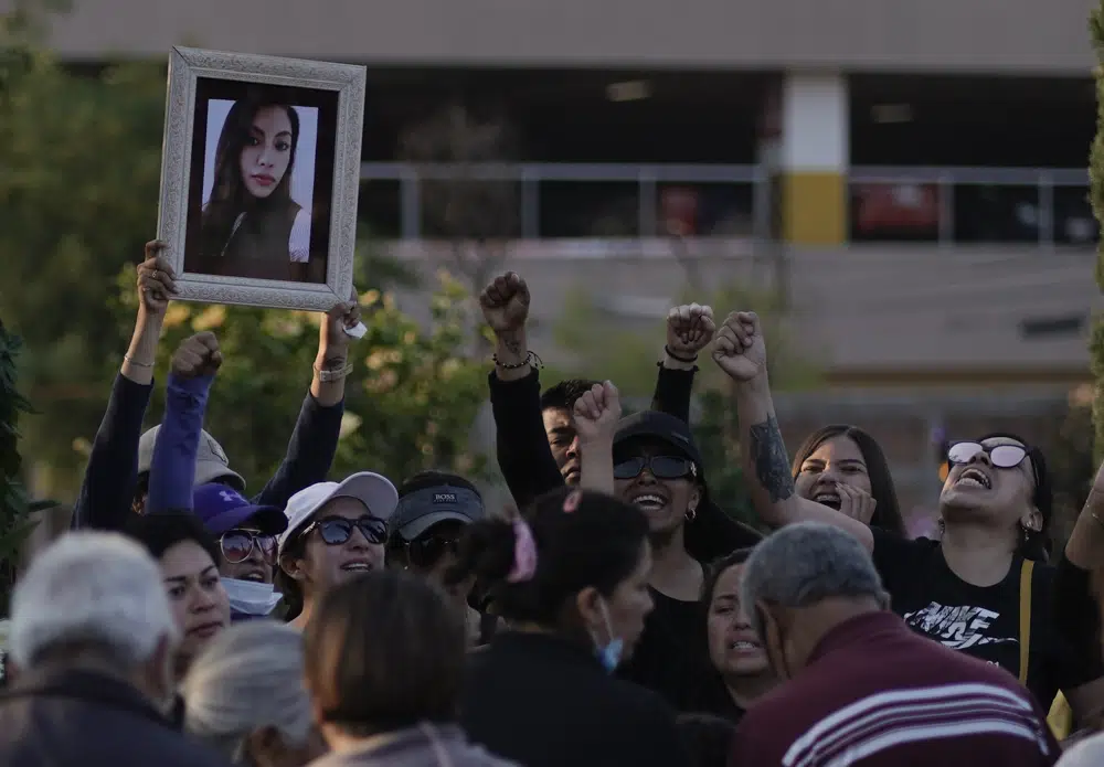 Amigos de Mónica Citlalli Díaz, que fue asesinada, exigen justicia y alzan su fotografía durante su funeral en Ecatepec, Estado de México, México, el viernes 11 de noviembre de 2022. Díaz, una profesora de inglés de 30 años, al parecer fue la novena víctima una serie de feminicidios a lo largo de 11 días ocurridos durantes en Ciudad de México y sus alrededores entre finales de octubre e inicios de noviembre. (Foto AP/Eduardo Verdugo)