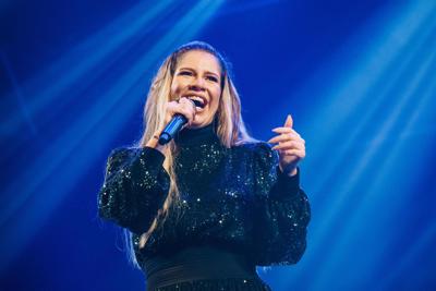 La cantnte Marília Mendonça durante un concierto en Sao Jose dos Campos, Brasil, el 25 de septiembre de 2021. Mendonça, una de las cantantes de música sertaneja más populares de Brasil y ganadora del Latin Grammy falleció el 5 de noviembre de 2021 en un accidente aéreo de camino a un concierto.  Mendonça tenía 26 años.  (Will Dias / Futura Press vía AP)