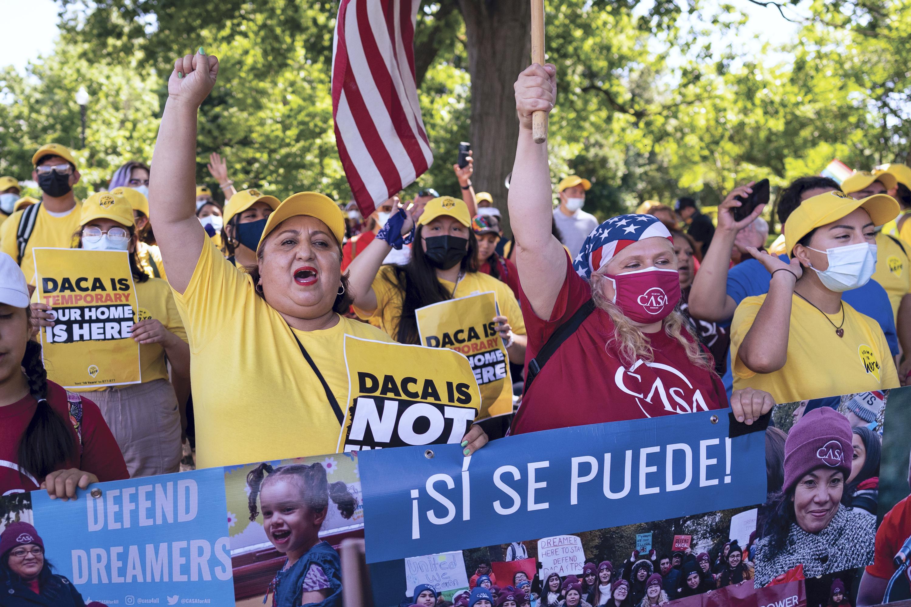 Biden busca fortalecer las protecciones legales para los beneficiarios de DACA