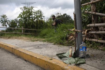 Esta fotografía muestra un altar improvisado en el lugar en el que el periodista mexicano Jacinto Romero fue asesinado, el jueves 19 de agosto de 2021, en Ixtaczoquitlán, en el estado de Veracruz, México. (AP Foto/Félix Márquez)