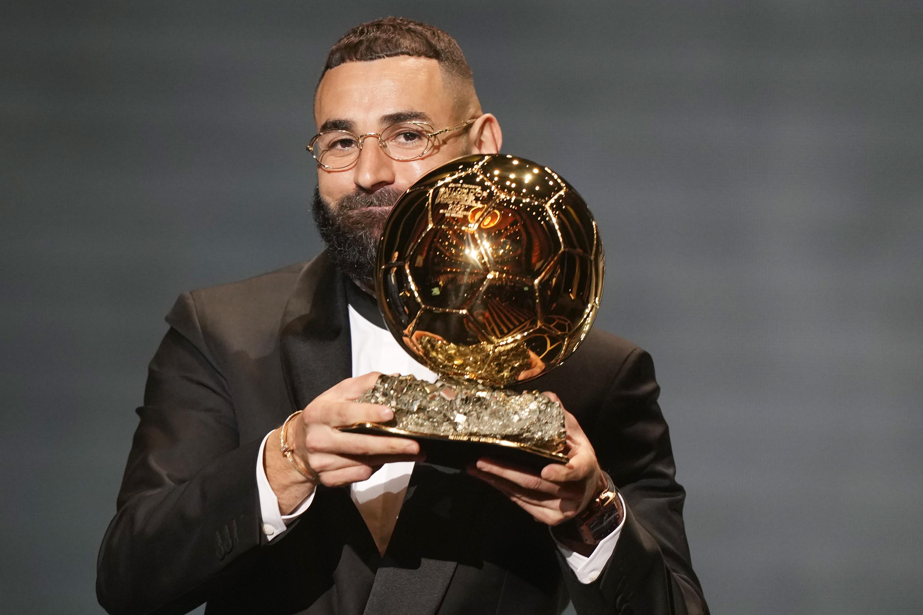 Ballon d or live. Карим Бензема золотой мяч 2022. Бензема золотой мяч 2022. Карим Бензема золотой мяч. Бензема получил золотой мяч 2022.