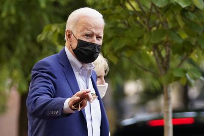 El presidente Joe Biden y la primera dama Jill Biden salen de una iglesia en Washington, el sábado 21 de agosto de 2021. (AP Foto/Manuel Balce Ceneta)