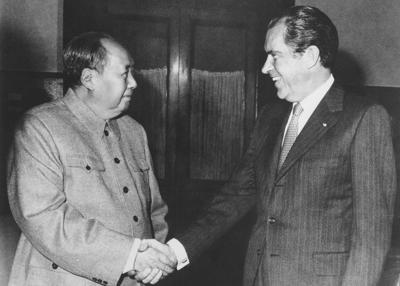 ARCHIVO - El entonces líder del partido comunista chino Mao Zedong, izquierda, estrecha la mano del entonces presidente estadounidense Richard Nixon en su encuentro en Beijing, el 21 de febrero de 1972. (AP Foto, archivo)