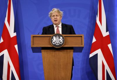 El primer ministro británico Boris Johnson habla con la prensa en Downing Street, Londres, el lunes 21 de febrero de 2022, para exponer el nuevo plan del gobierno a largo plazo contra el COVID-19. (Tolga Akmen/Pool vía AP)