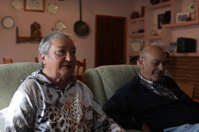 Los padres de Santiago Sánchez Cogedor, Celia Cogedor, a la izquierda, y Santiago Sánchez, hablan durante una entrevista con The Associated Press en su casa de Henches, España, el lunes 24 de octubre de 2022.  (AP Foto/Paul White)