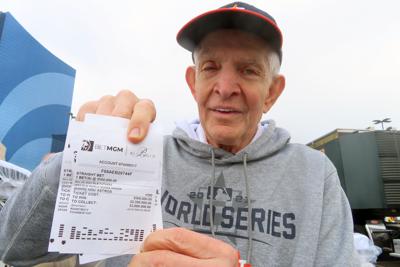 Jim "Mattress Mack" McIngvale, de Houston, sostiene algunos de los boletos en Atlantic City N.J., el martes 1 de noviembre de 2022, mostrando las apuestas que ha hecho sobre los Astros de Houston para ganar la Serie Mundial de béisbol. Un jugador prolífico con un don para llamar la atención puede ganar casi $ 75 millones si los Astros de Houston ganan la Serie Mundial, incluyendo lo que las casas de apuestas deportivas dicen que sería el mayor pago en una sola apuesta deportiva legal en la historia de los Estados Unidos. McIngvale ha apostado un total de 10 millones de dólares con numerosas casas de apuestas deportivas en una victoria de los Astros. (AP Photo/Wayne Parry)