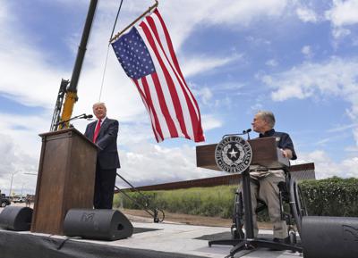 El gobernador de Texas, Greg Abbott, a la derecha, y el expresidente Donald Trump pronuncian discursos cerca de una sección del muro fronterizo en Pharr, Texas, el miércoles 30 de junio de 2021. (Joel Martinez/The Monitor vía AP)