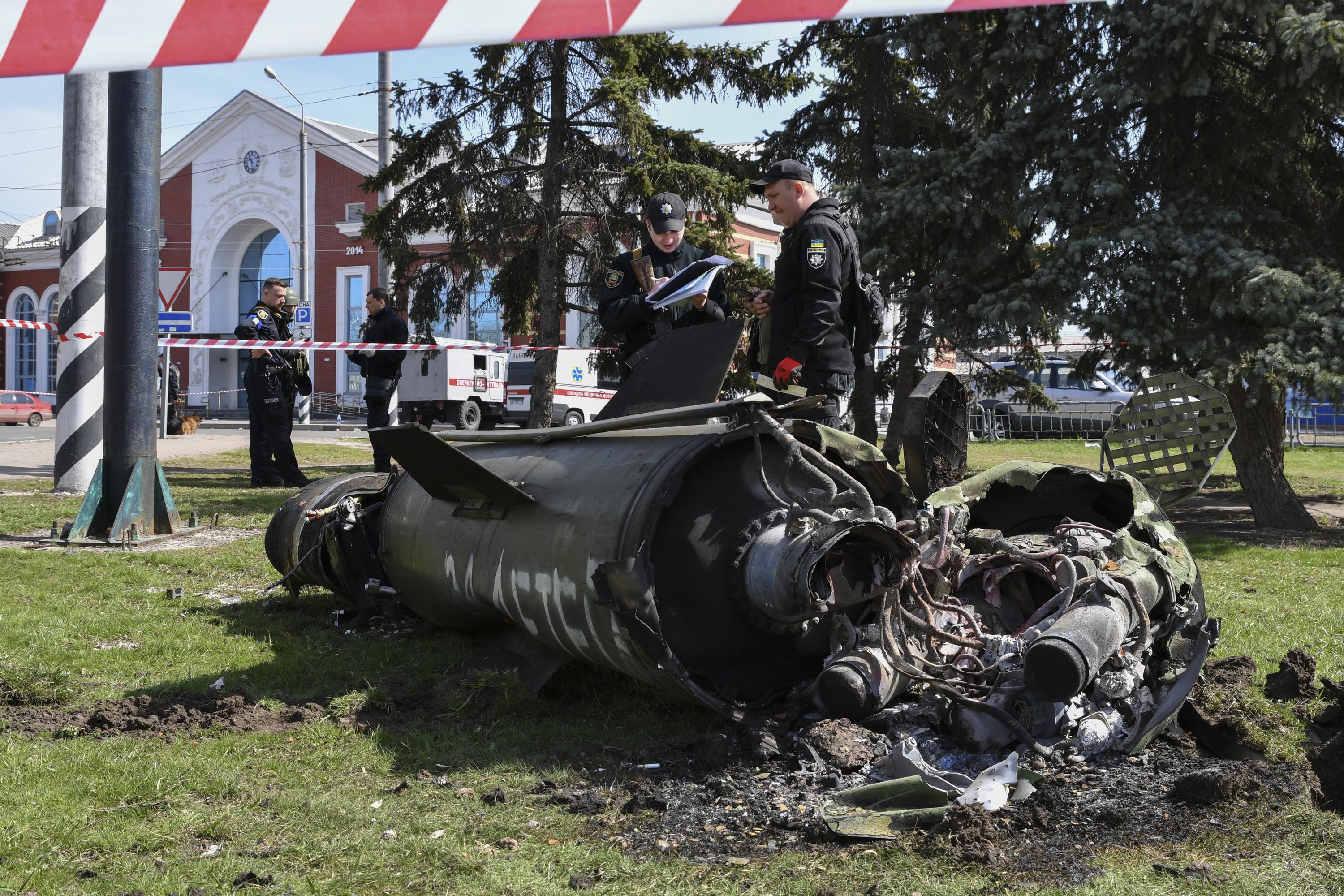 قتل صاروخ 52 شخصا على الأقل في محطة سكة حديد أوكرانية مزدحمة