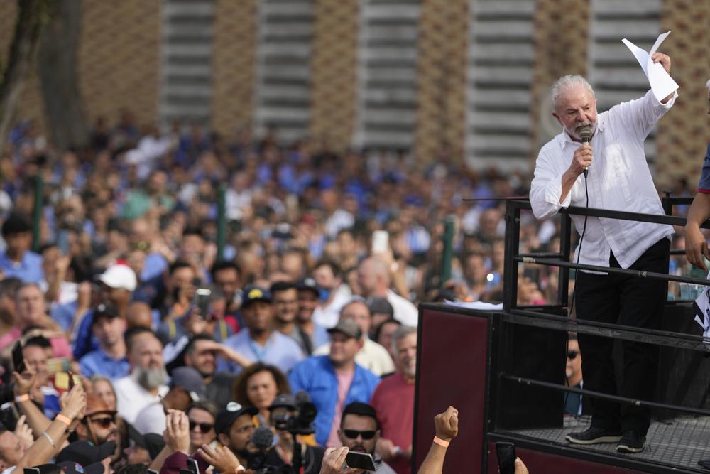 El expresidente brasileño Luiz Inácio Lula da Silva, quien se volvió a postular al cargo, habla durante un evento de campaña afuera de una planta de Volkswagen, en Sao Bernardo do Campo, en Sao Paulo, Brasil, el martes 16 de agosto de 2022. (AP Foto/Andre Penner)