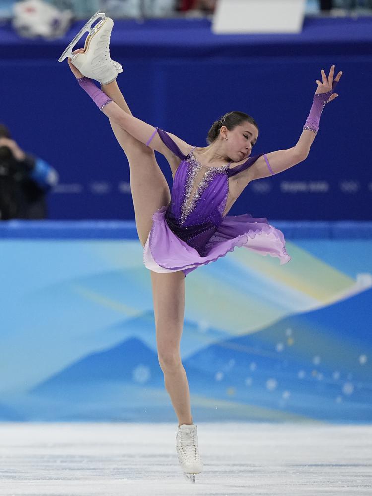 Kamila Valieva, del Comité Olímpico Ruso, compite en el programa corto femenino durante el patinaje artístico en los Juegos Olímpicos de Invierno de 2022, el martes 15 de febrero de 2022 en Beijing.  (Foto AP/David J. Phillip)