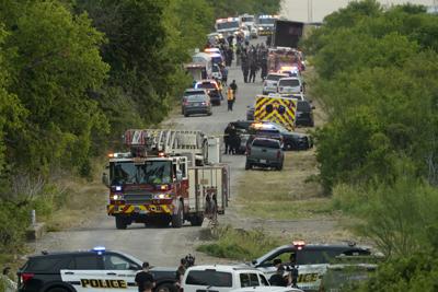 La policía bloquea el lugar donde se halló a un semirremolque con decenas de migrantes muertos, 27 de junio de 2022, en San Antonio, Texas. (AP Foto/Eric Gay)