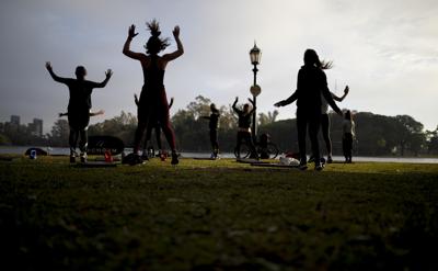 Personas hacen ejercicio en un parque en medio de la pandemia de COVID-19 en Buenos Aires, Argentina, el miércoles 2 de junio de 2021.  (AP Foto/Natacha Pisarenko)