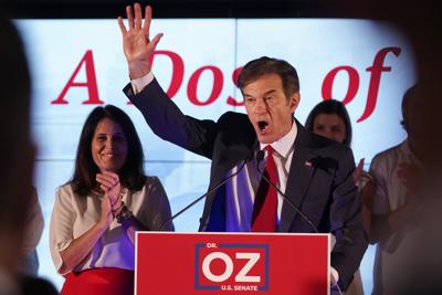 Mehmet Oz, candidato republicano al Senado de Estados Unidos por Pensilvania (derecha), saluda durante un acto en la noche electoral de las primarias en Newtown, Pensilvania, el 17 de mayo de 2022. (AP Foto/Seth Wenig)