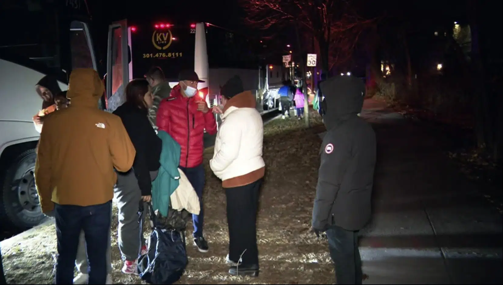 Des migrants déposés près de la maison du vice-président Harris la veille de Noël glaciale Des migrants déposés près de la maison du vice-président Harris la veille de Noël glaciale