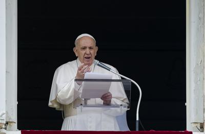 El papa Francisco hablando desde la ventana de su estudio hacia la Plaza de San Pedro, en Roma, Italia, el 6 de junio de 2021. (AP Foto/Domenico Stinellis)