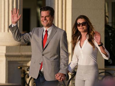 ARCHIVO - En esta fotografía el representante Matt Gaetz y su novia Ginger Luckey llegan a un evento el viernes 9 de abril de 2021, en Doral, Florida. (AP Foto/Marta Lavandier, Archivo)