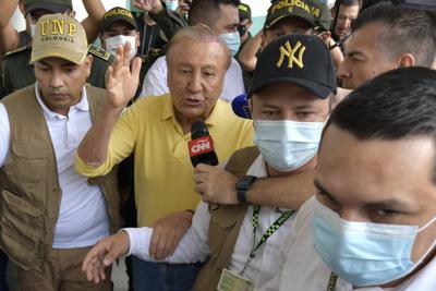 Rodolfo Hernández, candidato presidencial de la Liga de Gobernadores Anticorrupción, sale de un colegio electoral después de votar en las elecciones presidenciales en Bucaramanga, Colombia, el domingo 29 de mayo de 2022. (Foto AP/Mauricio Pinzón)