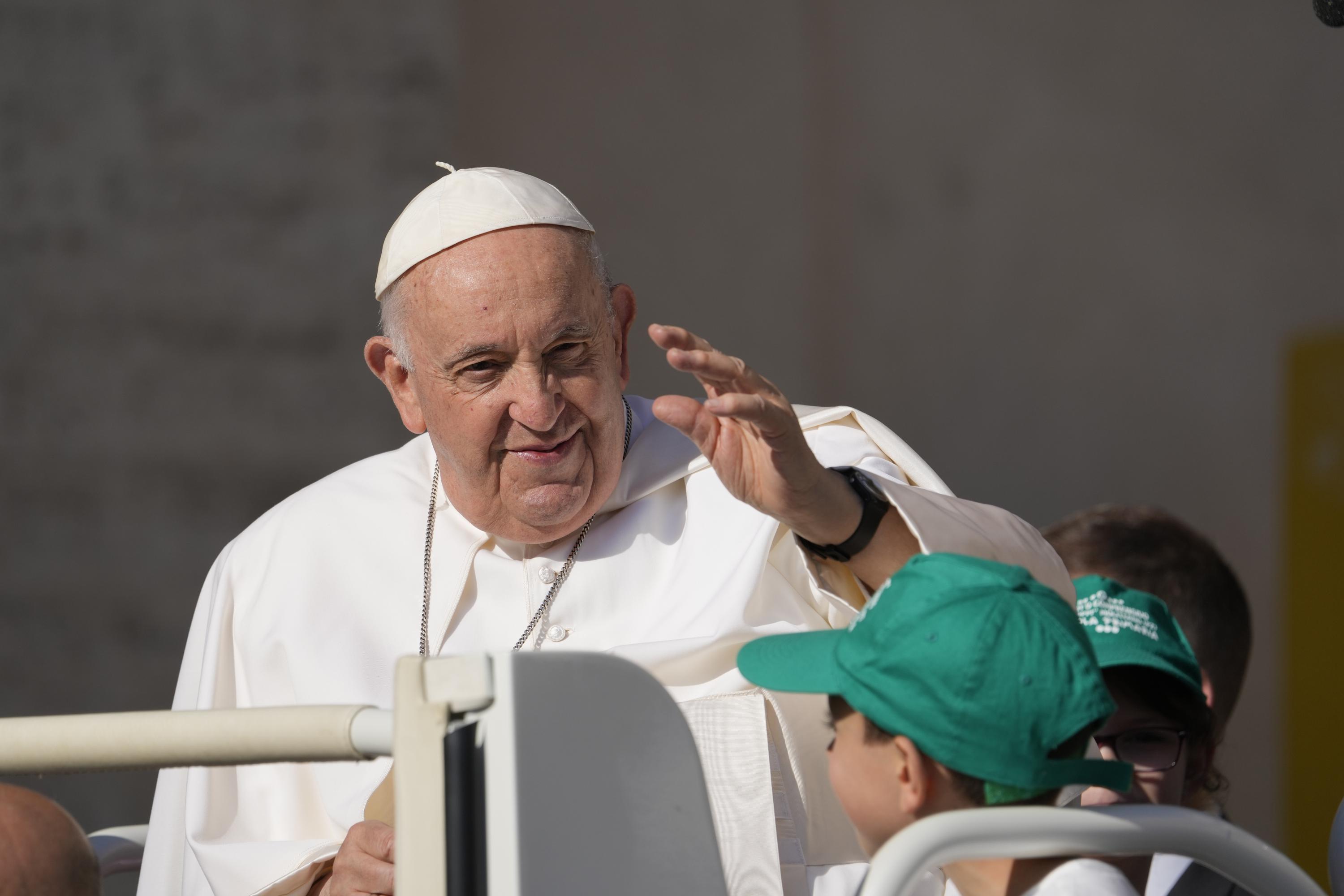 Photo of Papst Franziskus entfernte während einer dreistündigen Bauchoperation Narbengewebe und reparierte Hernien